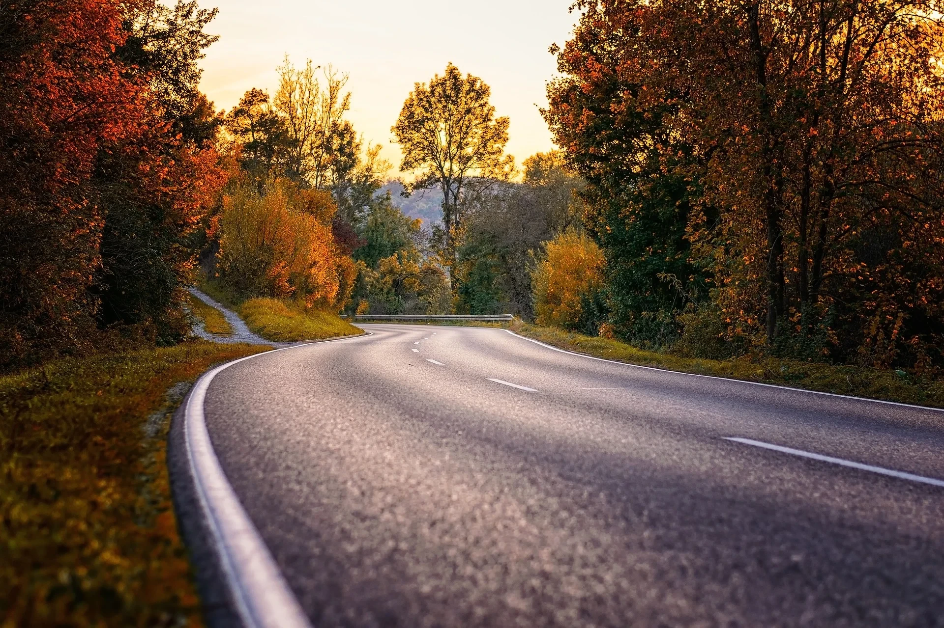 road-3777610_1920.jpg